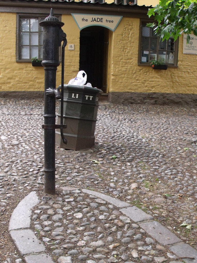 Elm Hill, Norwich Water pump The famous Elm Hill the o… Flickr