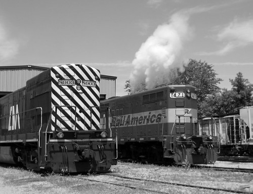 Train Engines | Two train engines, receiving maintenance. Pi… | Flickr