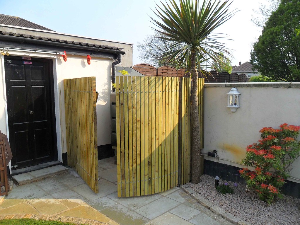Wheelie bins + Oil tank screening www.greenartlandscapes.i… Flickr