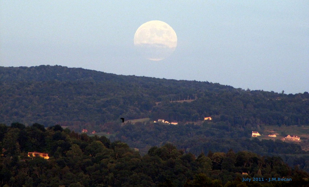 Moon Rise The moon coming up over the horizon looking towa… Flickr