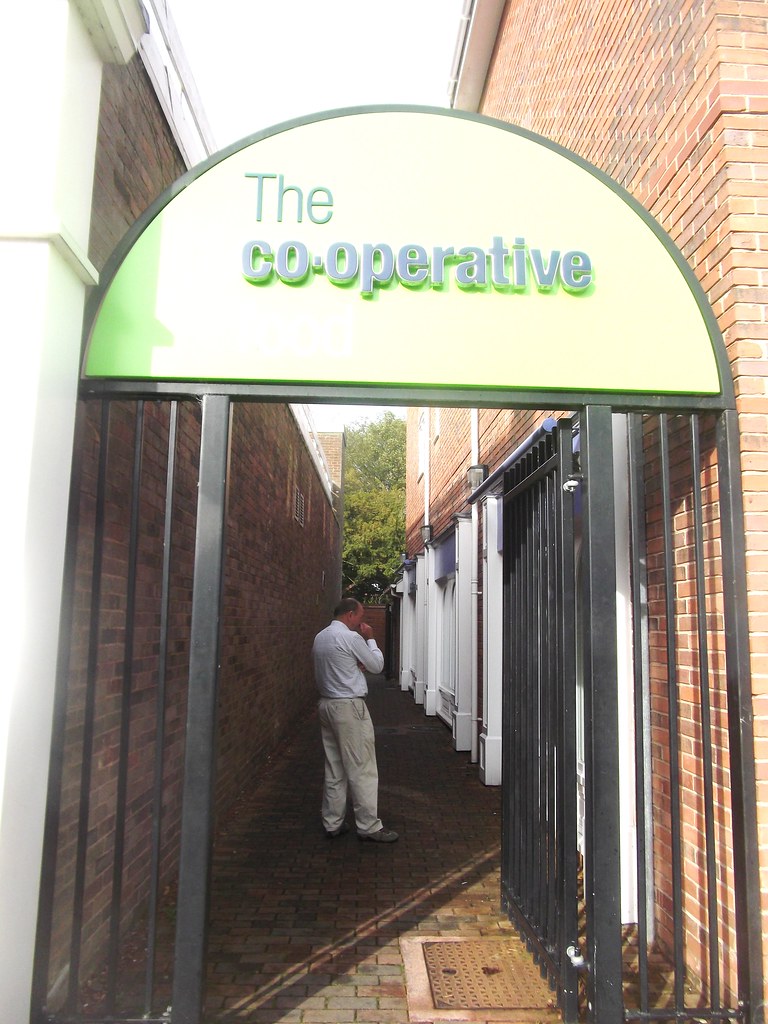 CODSALL {MIDCOUNTIES} [passage] (Bakers Way, Codsall, Wolv… Flickr