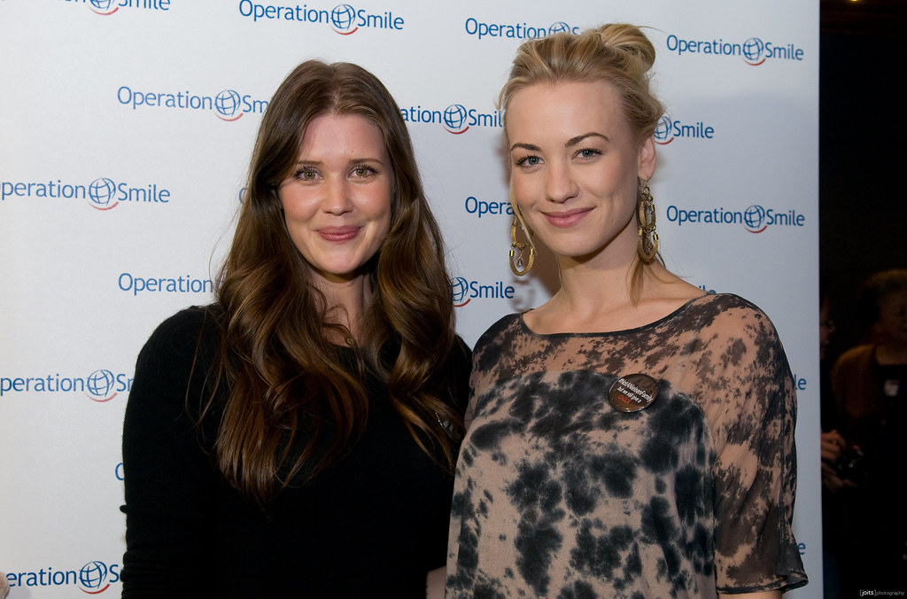 sarah lancaster and yvonne strahovski at chuckfest 3 Flickr