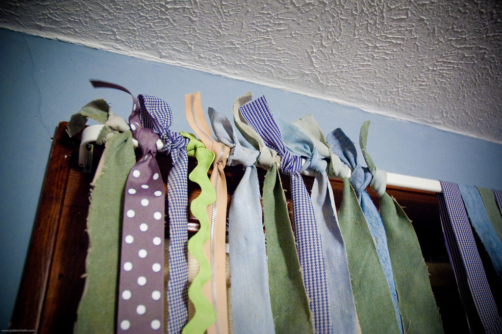 {how to} make a ribbon curtain, no sew! Jodimichelle Flickr
