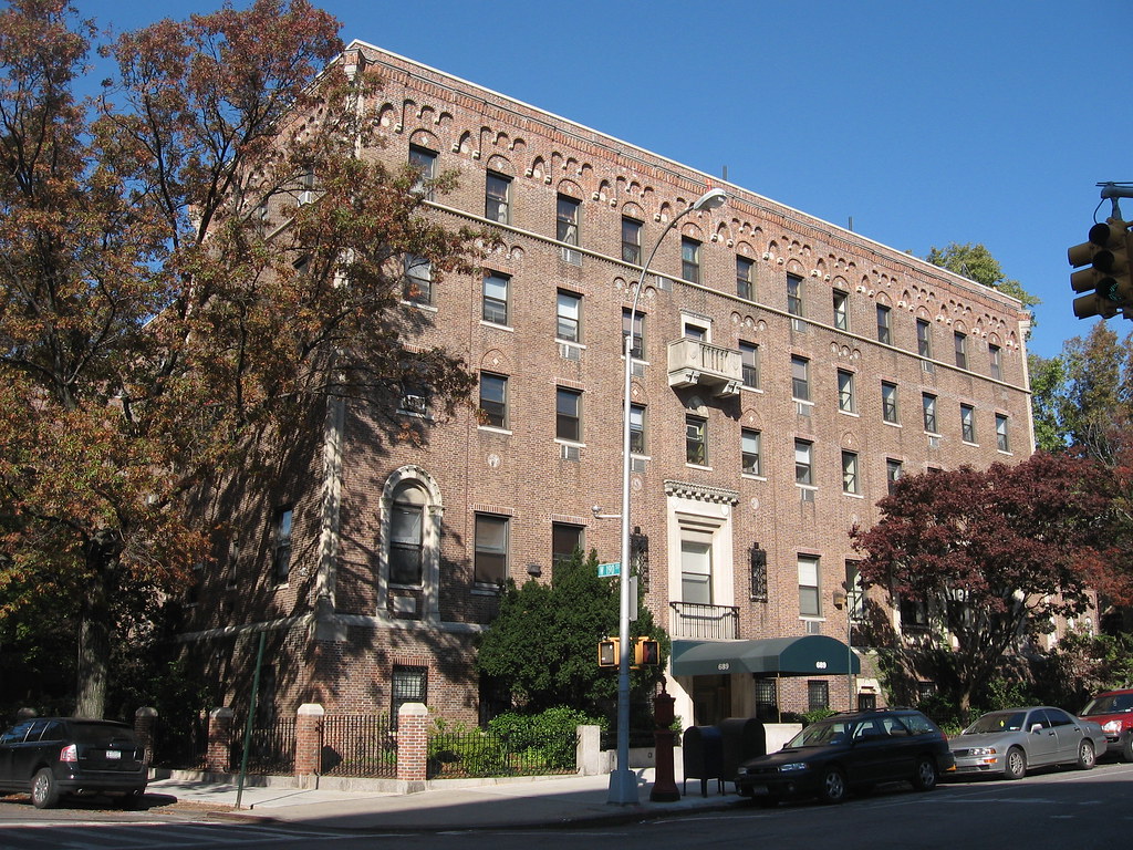 689 Fort Washington Ave., Washington Heights ExHospital o… Flickr