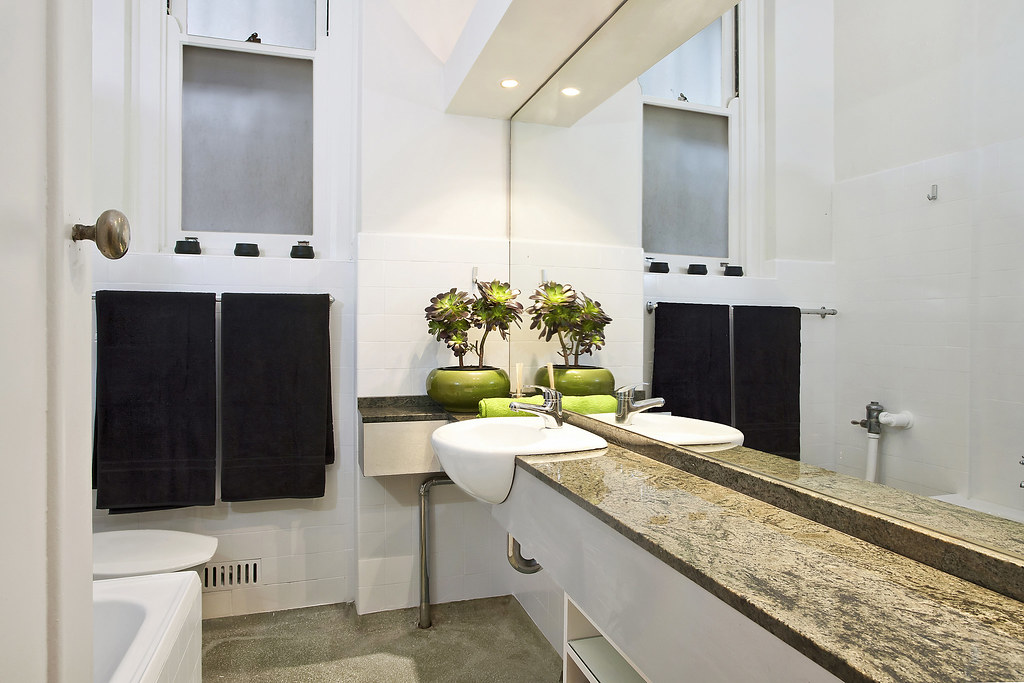 Bathroom Potts Point 580EXII WAD + Stofen x 2 OC bounced… Flickr