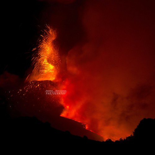 Etna on fire Foto scattata da Piano del Vescovo, il 23 ott… Flickr