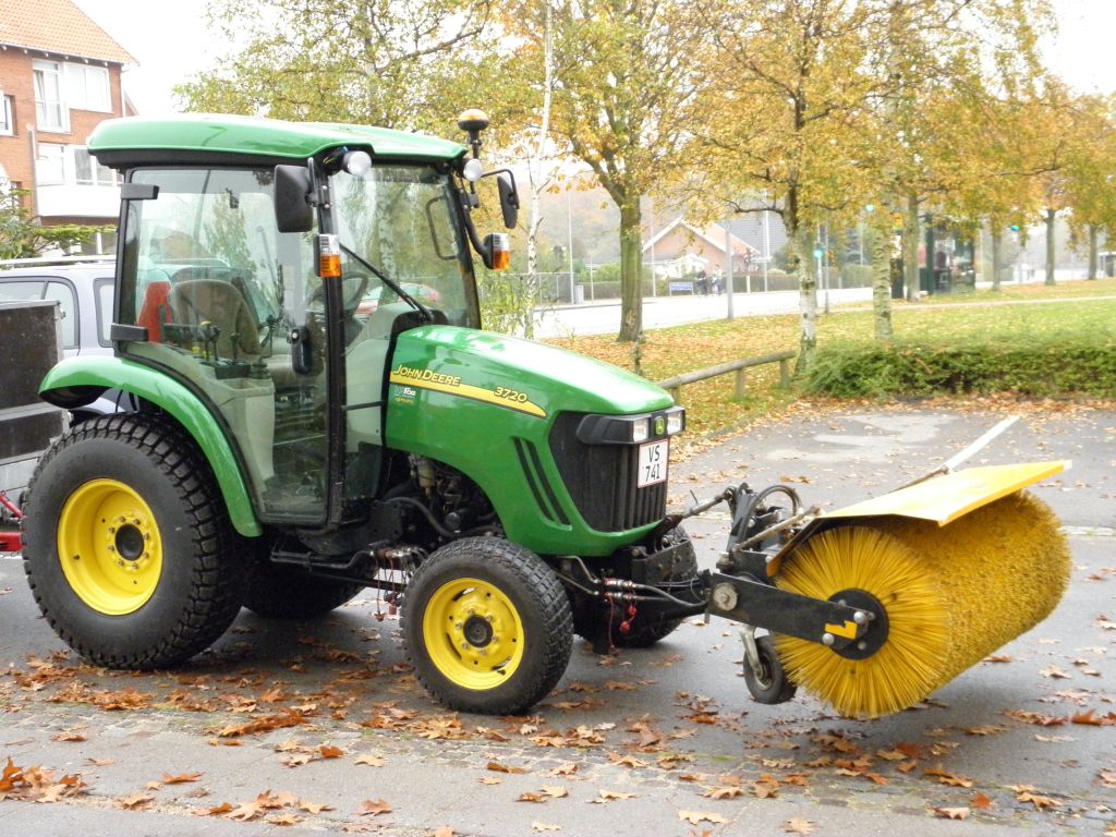 JohnDeere 3720 Small John Deere tractor with broom Gert L Flickr