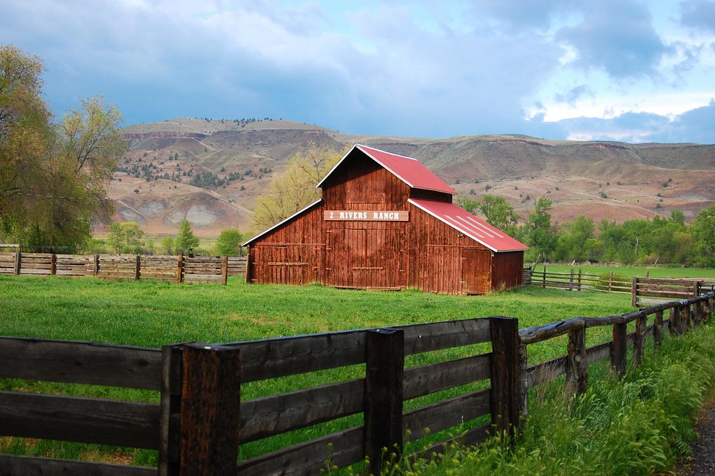 2 Rivers Ranch Neat old barn in Dayville, backdropped by t… Flickr