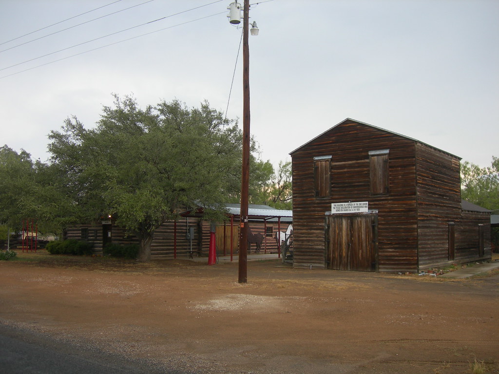 Bigfoot Museum Bigfoot, Texas The cabin to the left is a r… Flickr