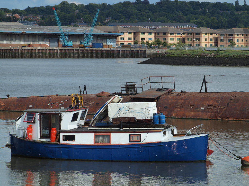 A house boat on the river medway at Strood [shared] Flickr
