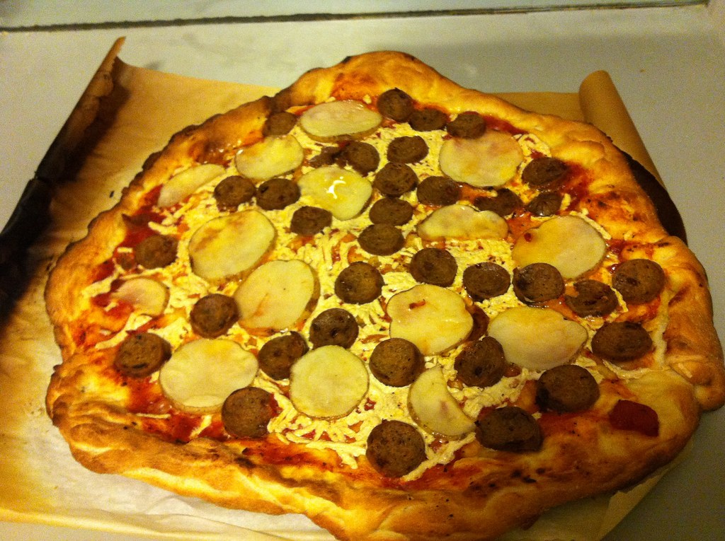 Potato field roast Italian sausage pizza with daiya, crust… Flickr