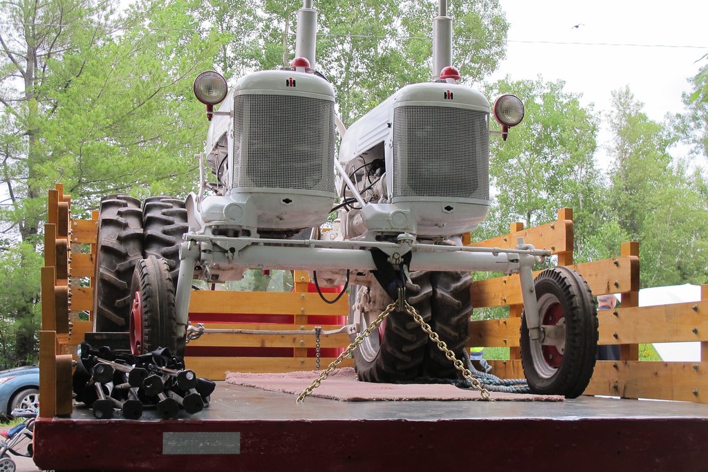 "Conjoined twin" McCormack Farmall Cub tractor Each of the… Flickr