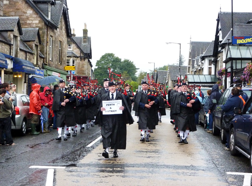 Parade of marching pipe bands Pitlochry Perth & District… Flickr