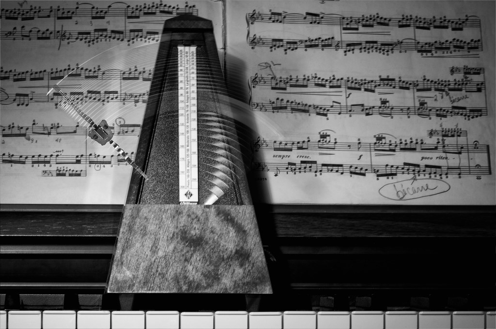 Metronome molto lento Black and white long exposure of a… Flickr