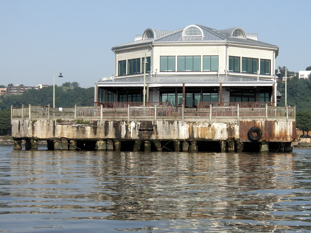 Crabhouse Fishing Pier on the Hudson River, Edgewater NJ Flickr