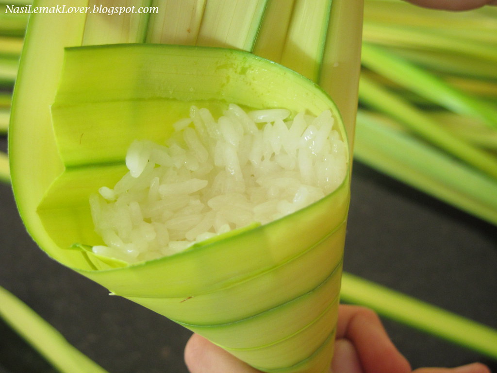 3 Ketupat Daun Palas Kami disini menjual ketupat daun palas dengan