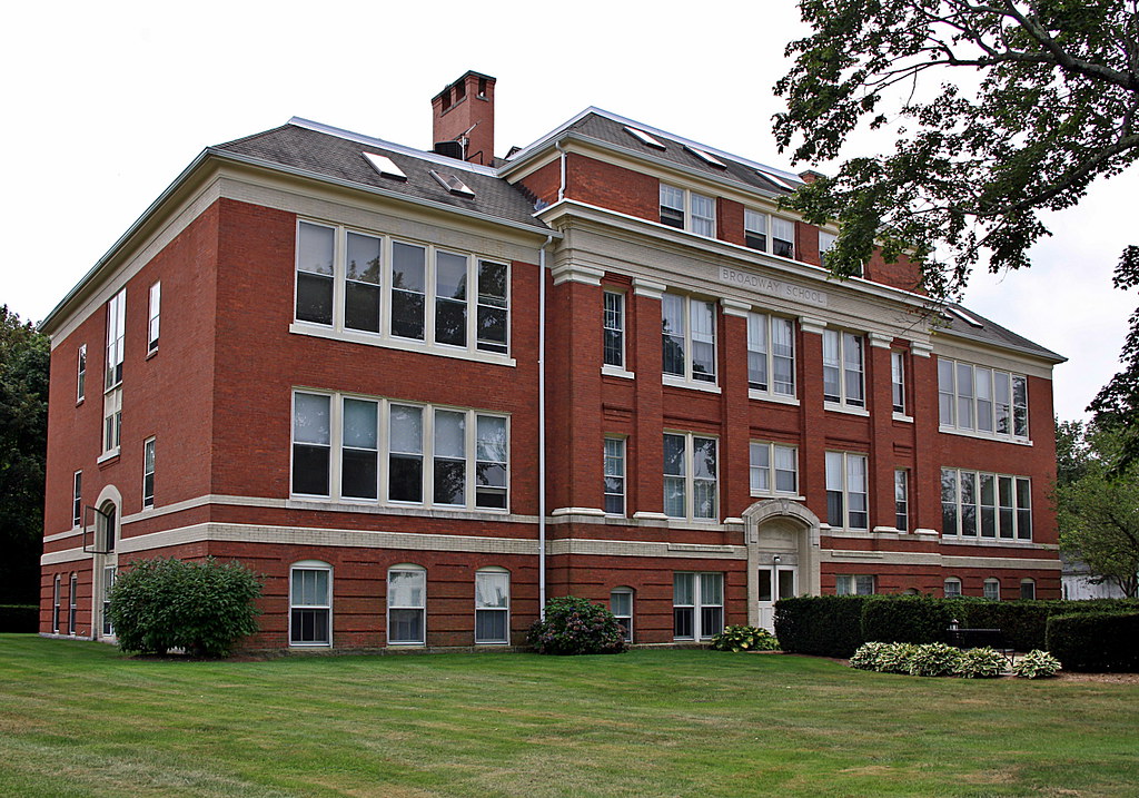 Broadway School The Broadway School is located in Mystic, … Flickr