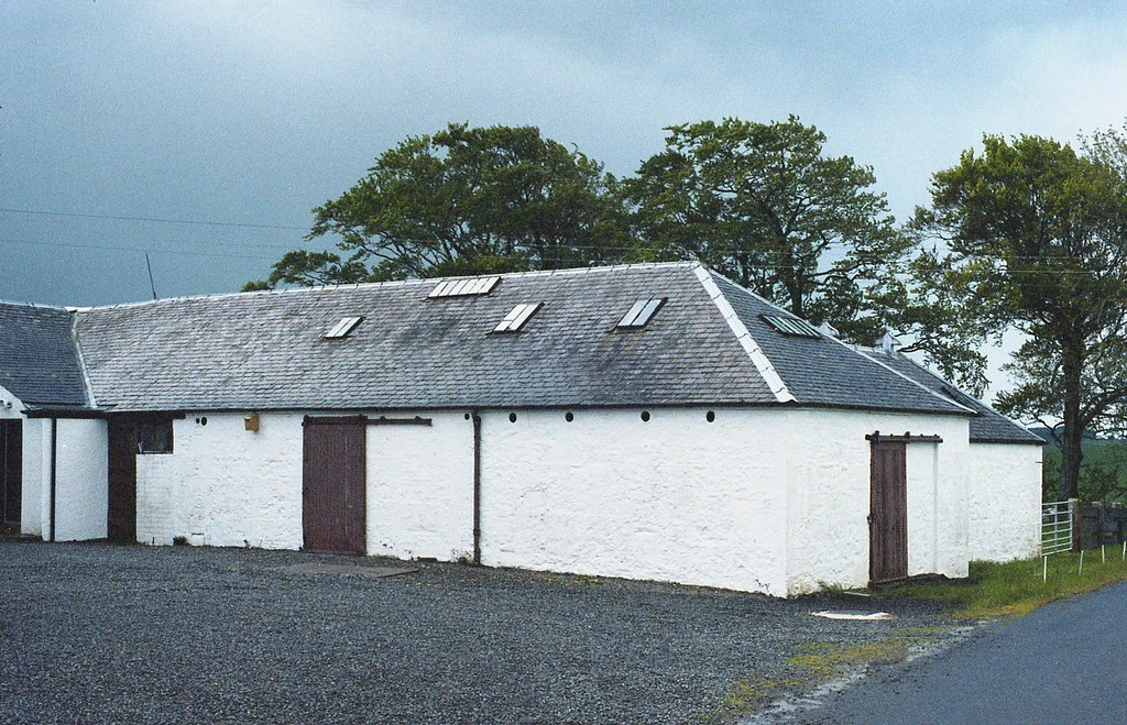 om1039 Farm building, Mauchline, Ayrshire. Olympus OM1. fulvue