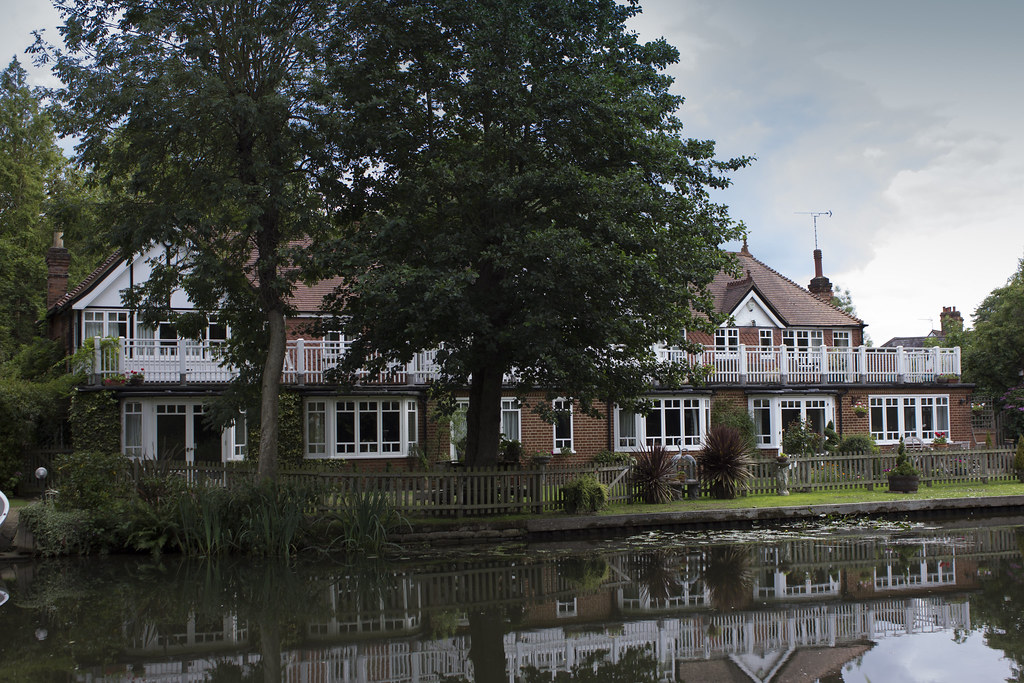 Coxs Lock Surrey 048 Coxes Lock was built between 1651 a… Flickr