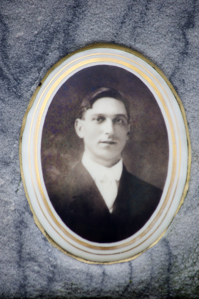 Holy Cross Cemetery, Calumet City, IL Holy Cross Cemetery,… Flickr