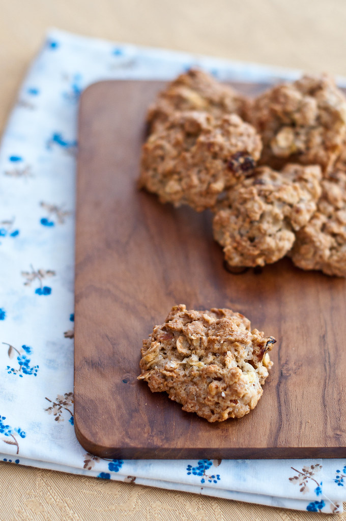 Oatmeal cookies with apples Jane Malyuzhets Flickr