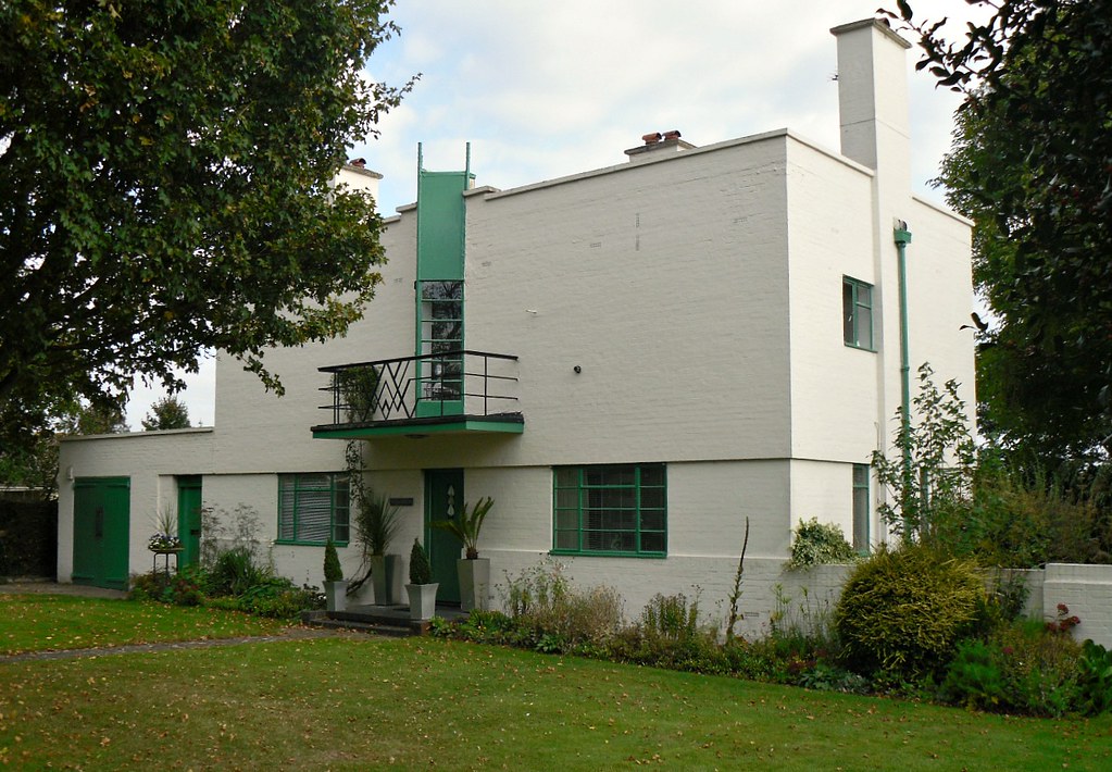 Wolverton, side view Art Deco house in Silver End, Essex. … Flickr