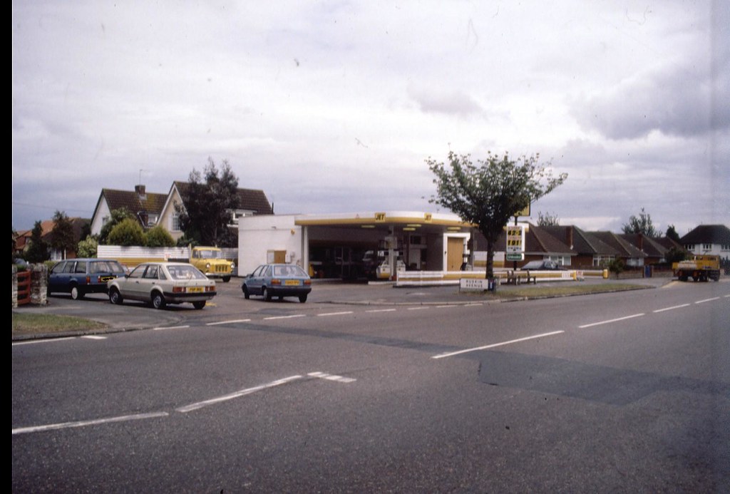 JET PETROL STATION. CORNER OF CASTLE LANE WEST / RUSKIN AV… Flickr
