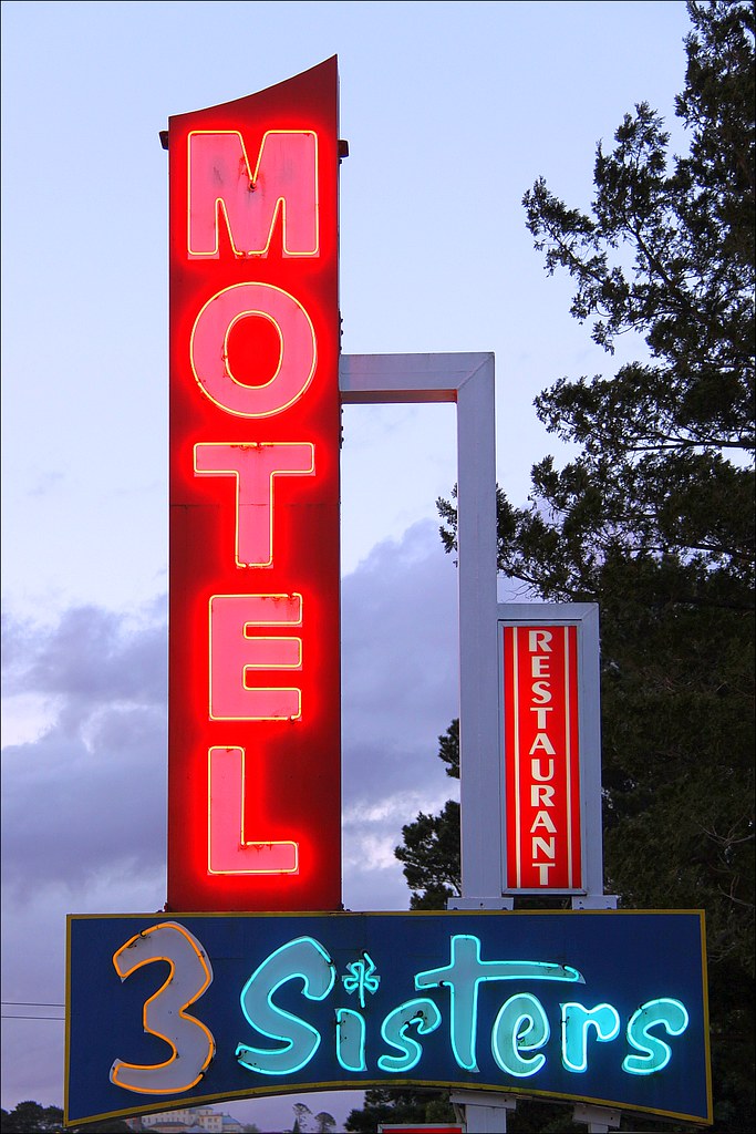 Motel 3 Sisters Luminous advertising of the 3 Sisters Mote… Flickr