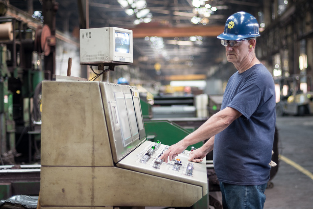 Hussey Copper Metal worker at Hussey Copper in Leetsdale, … Flickr