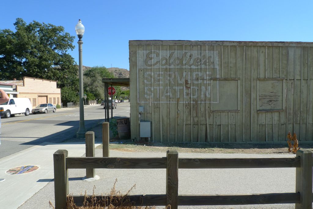 "Eddie's Service Station," Piru, California Town of Piru, … Flickr