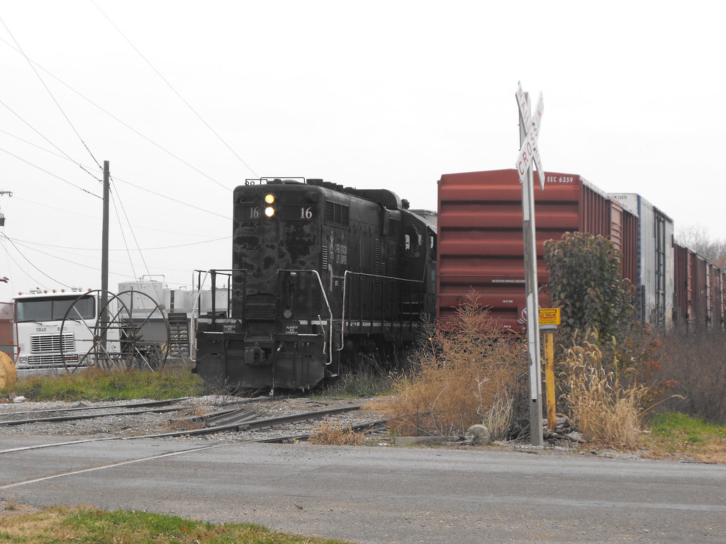 DSCF2045 Hooking on to full grain cars in Okolona. ac60cw Flickr
