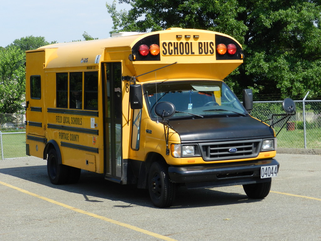 DSCN5190 Field Local Schools 8 2003 U.S. Bus SturdiBus H… Flickr