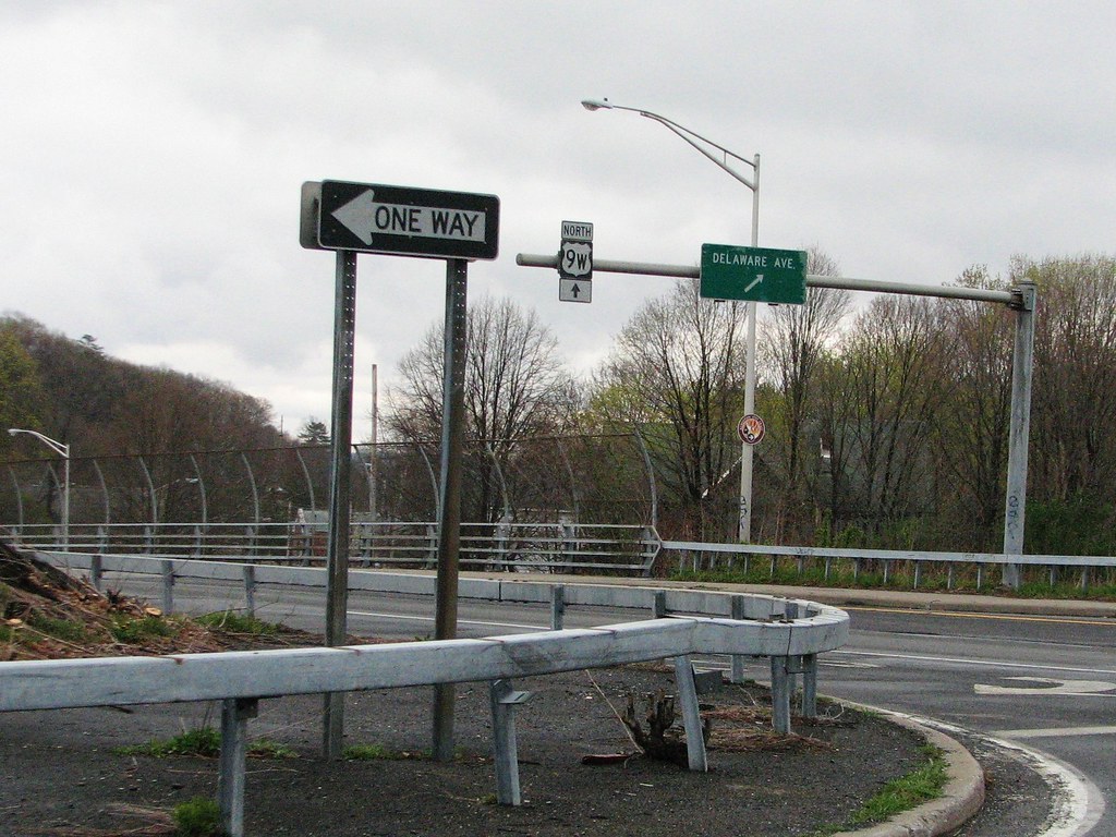 DELAWARE AVE KINGSTON NY MARCH 2012 Crossing over Frank Ko… Flickr