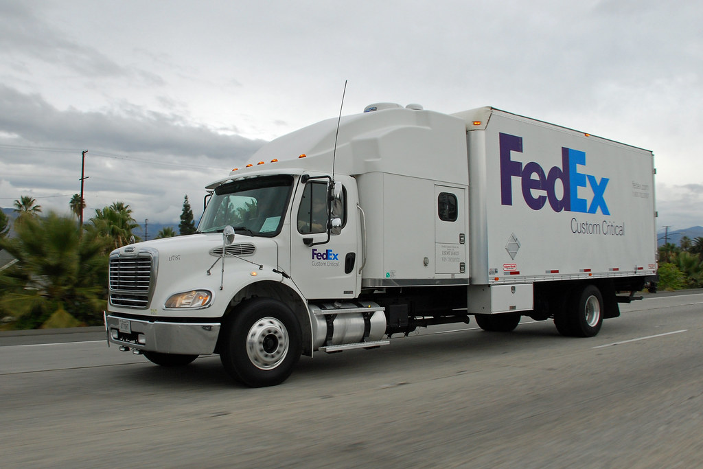 FedEx Custom Critical Freightliner truck on Interstate 10 … Flickr