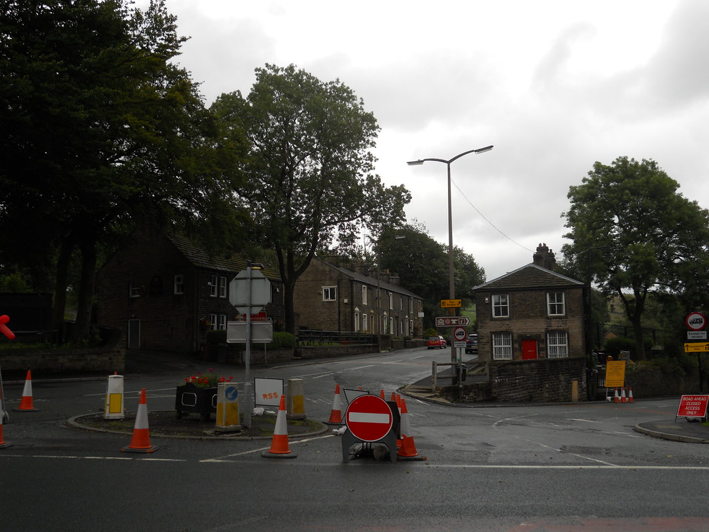 Huddersfield Road, Denshaw Part of the A640 which runs bet… Flickr