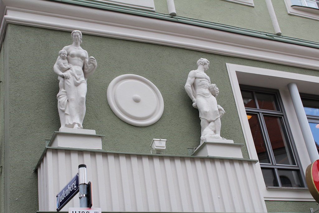 Statues over a clothing store A good picture of the whole … Flickr