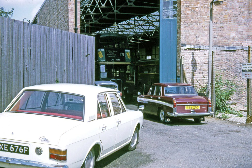 Luton (LS) The rear of London Country's garage in Park Str… Flickr