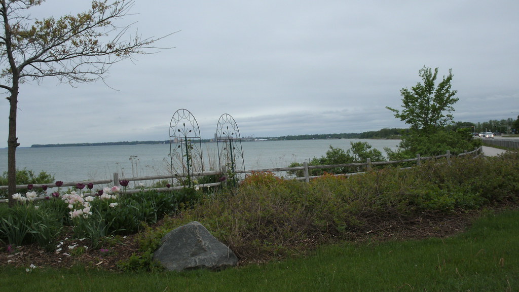 South View The 1ST Memorial Drive wayside NORTH of AURORA … Flickr