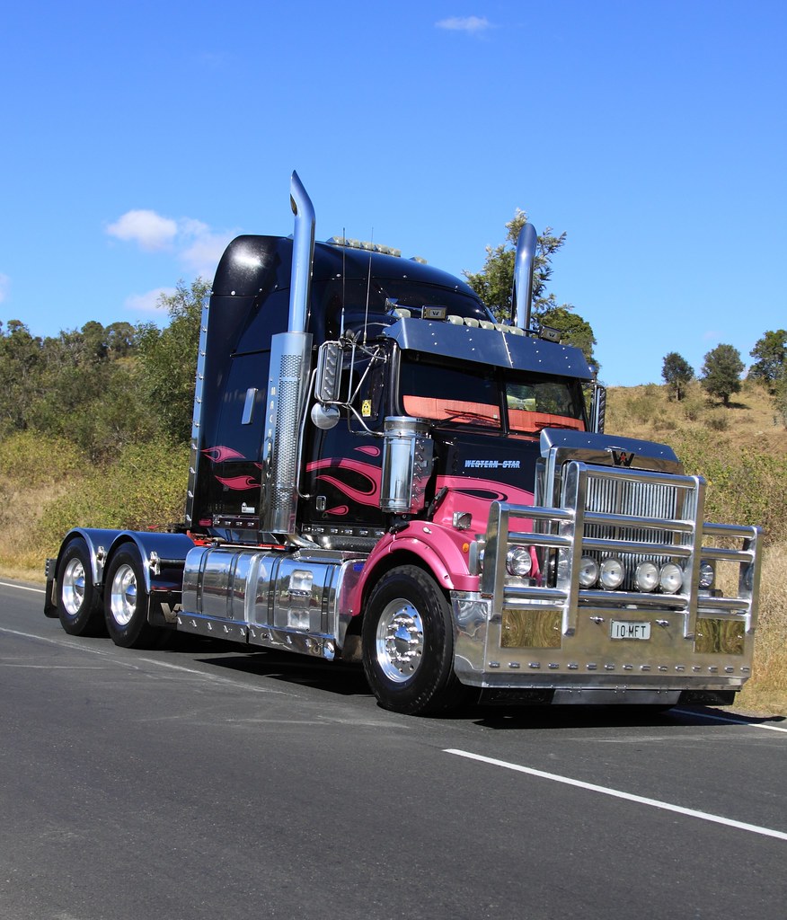 LIGHTS ON THE HILL 2011 The Mackay group of blinged up Wes… Flickr