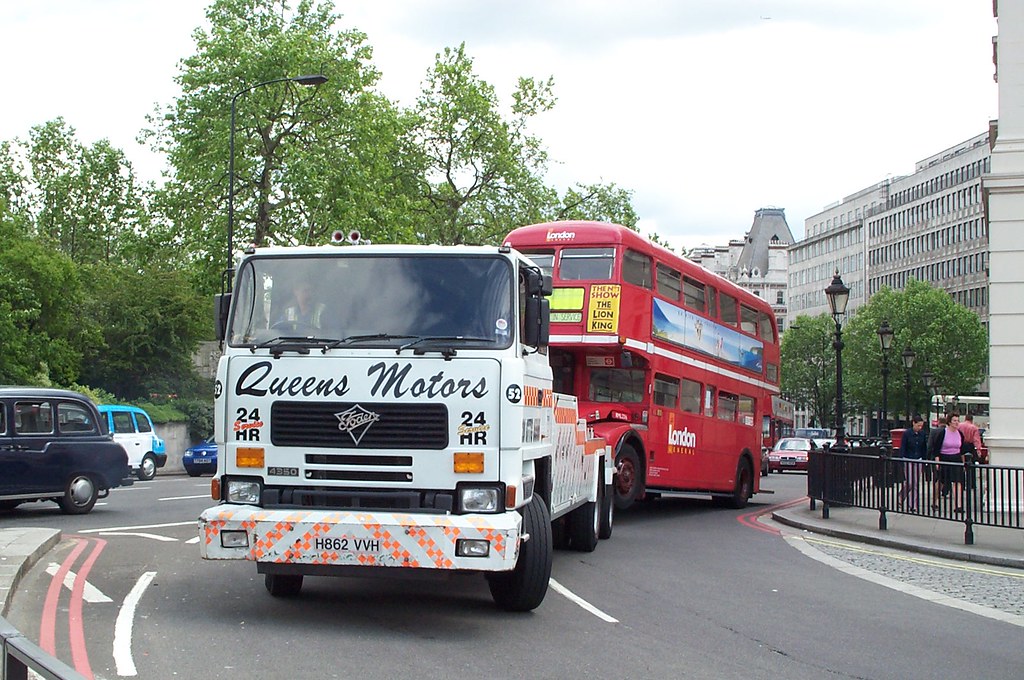 London General RML2614 and Queens Motors tow truck H862VVH… Flickr