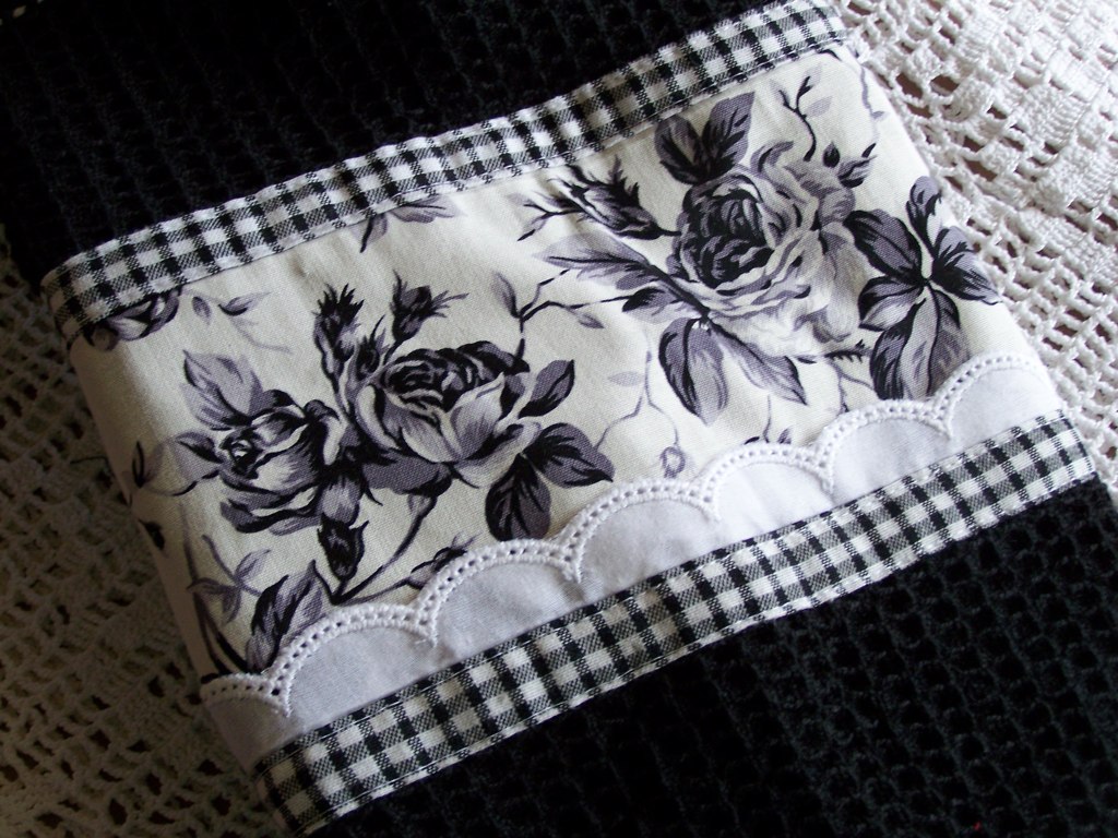 Black and white roses for the kitchen. This is a decorativ… Flickr