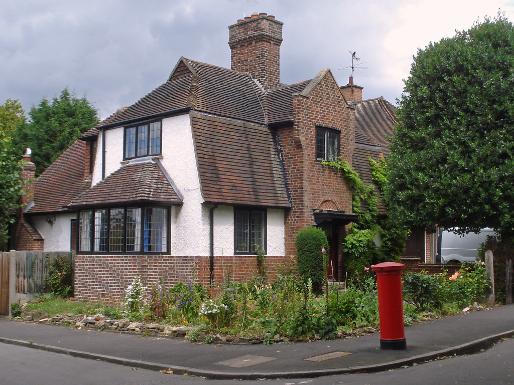 Reed Pond Walk All the houses on the Gidea Park Estate are… Flickr