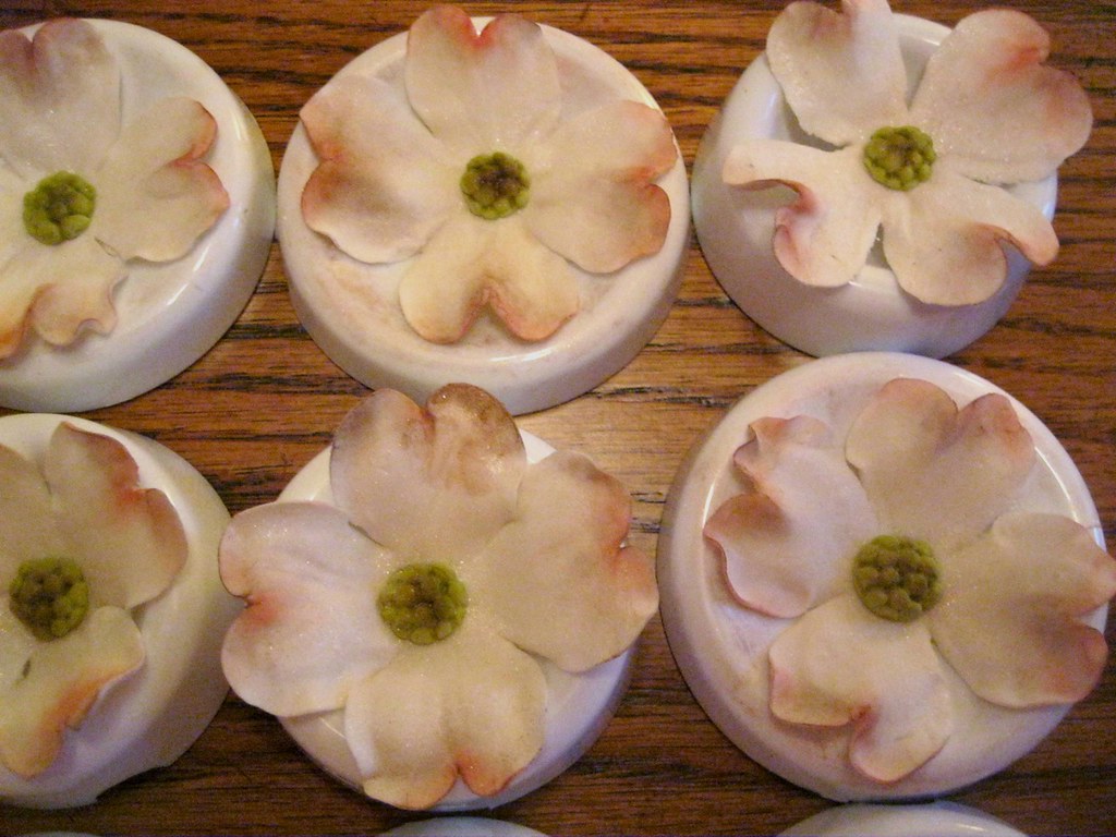 fondantdogwoodflowerscupcaketoppers.jpg www.katiskupca… Flickr