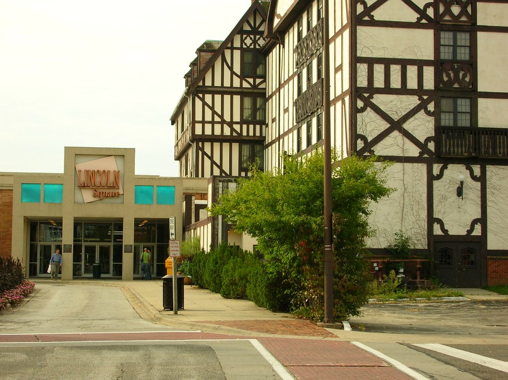 Lincoln Square. One of the first enclosed malls. rat79 Flickr