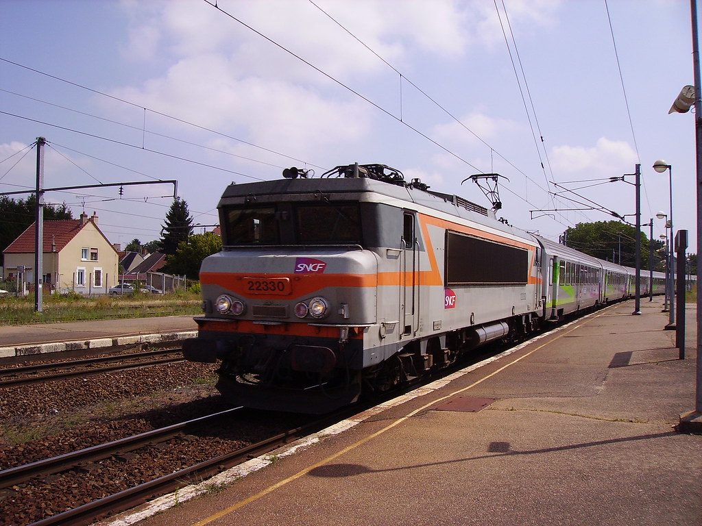 BB 22330 arrivant en gare de CosnesurLoire Train