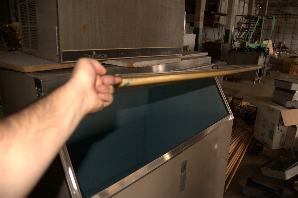 Ice maker interior clean, no smell. ice maker does not pow