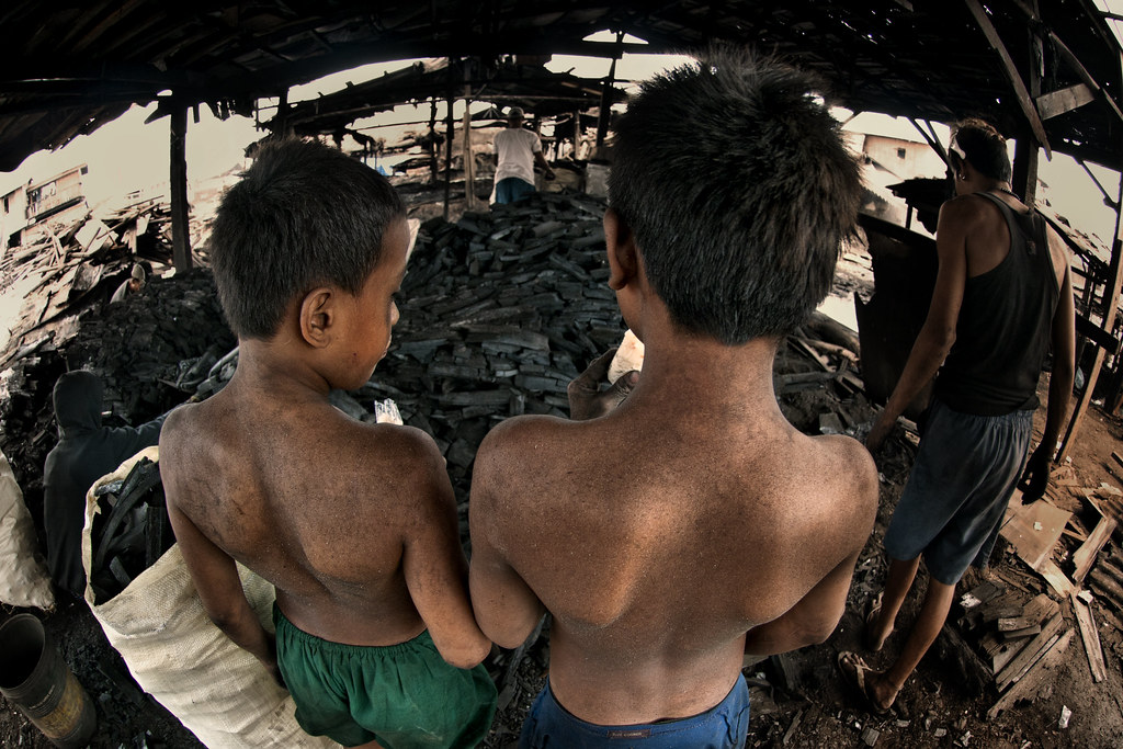 Ulingan, Tondo Bodies of Dirt The dirt on the boys' bodi… Flickr