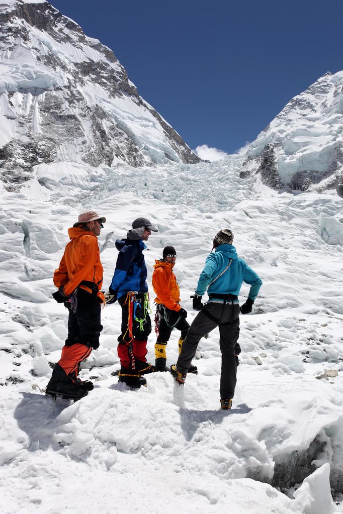 Climbing Mt Everest Everest expedition team at the start o… Flickr