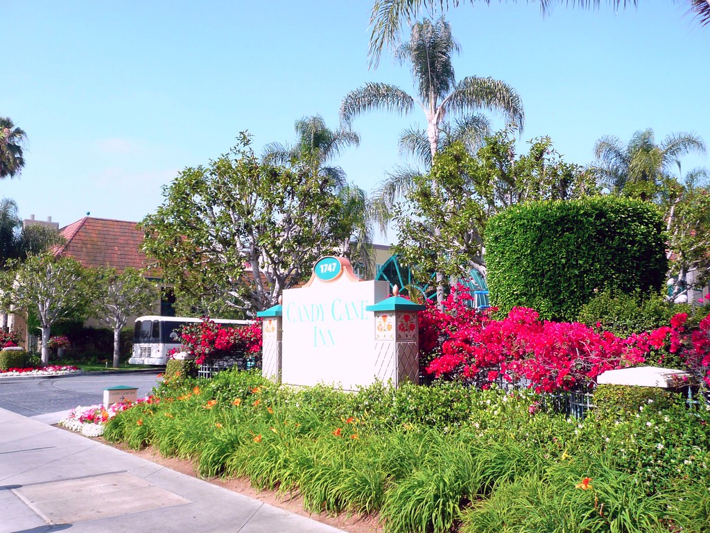 P1240390a Candy Cane Inn in the Anaheim Resort district. 1… Flickr