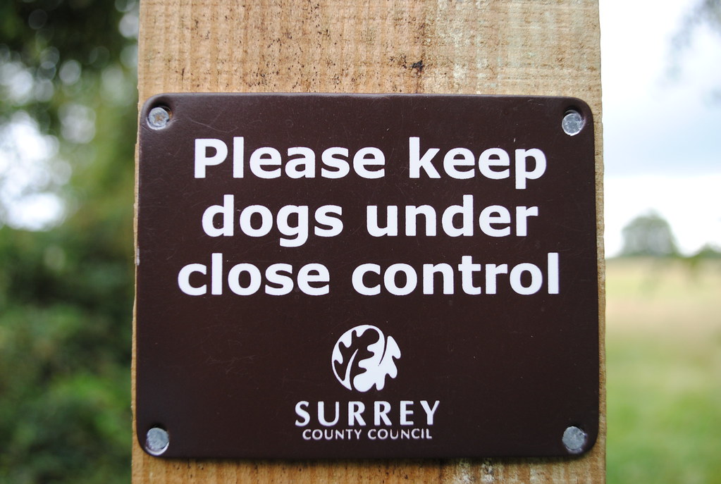 Please keep dogs under close control sign A sign that warn… Flickr
